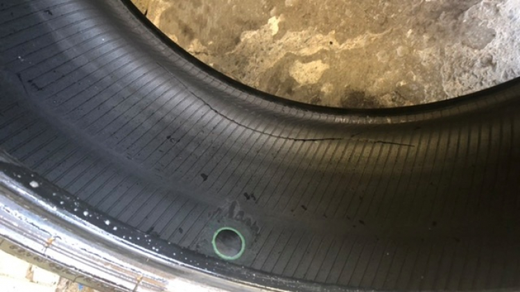 Lốp sau xe Mercedes C250 AMG 2015 bị rách, có bác nào bị giống em không?
