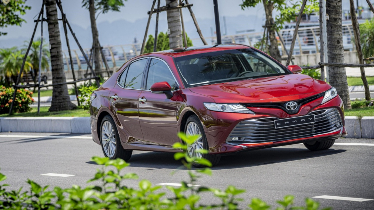 Toyota Camry: Trẻ trung, thời thượng, lái hay