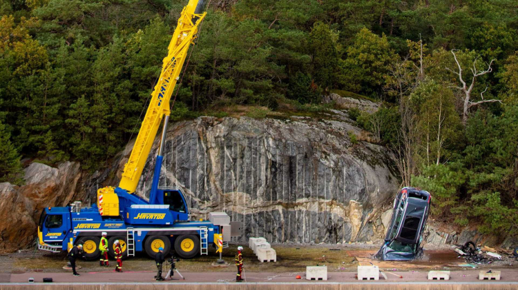 Volvo thả rơi hàng loạt xe từ độ cao 30m để thử nghiệm độ an toàn