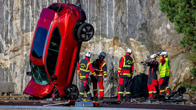 Volvo thả rơi hàng loạt xe từ độ cao 30m để thử nghiệm độ an toàn