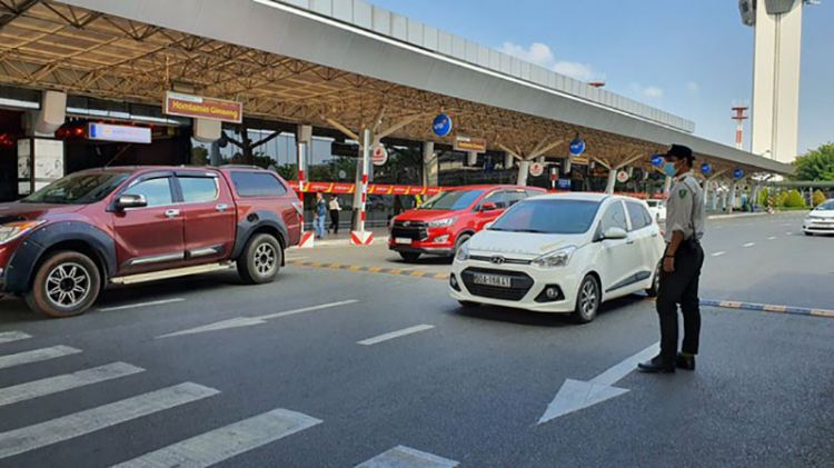 Taxi công nghệ đón khách mất 25.000 đồng: Cảng hàng không Tân Sơn Nhất nói gì?