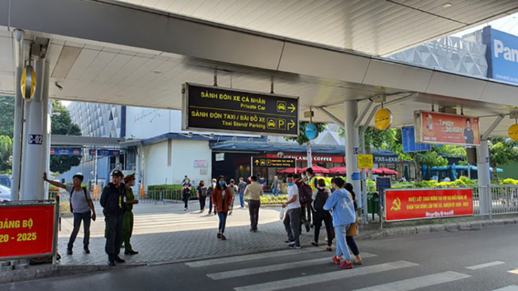 Taxi công nghệ đón khách mất 25.000 đồng: Cảng hàng không Tân Sơn Nhất nói gì?