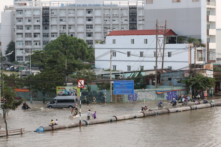 Triều cường đạt đỉnh, người Sài Gòn chật vật giữa "biển nước" giờ tan tầm