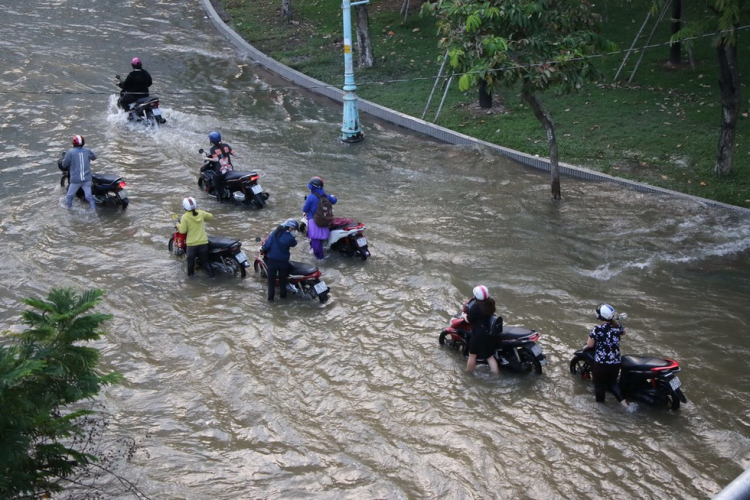 Triều cường đạt đỉnh, người Sài Gòn chật vật giữa "biển nước" giờ tan tầm