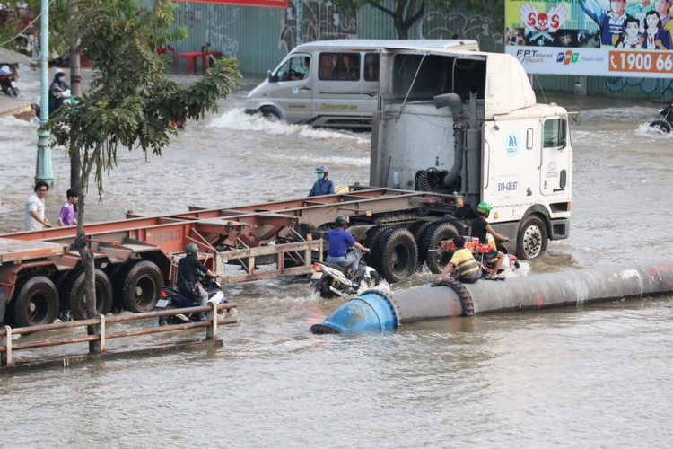 Triều cường đạt đỉnh, người Sài Gòn chật vật giữa "biển nước" giờ tan tầm