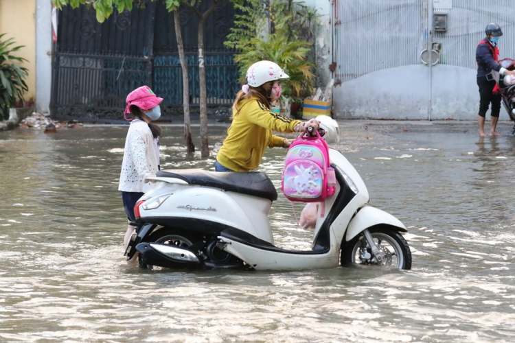 Triều cường đạt đỉnh, người Sài Gòn chật vật giữa "biển nước" giờ tan tầm