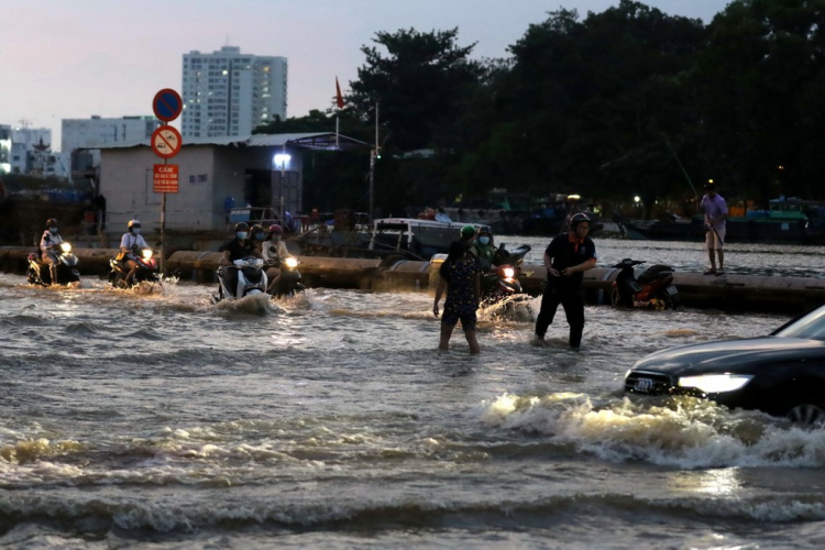 Triều cường đạt đỉnh, người Sài Gòn chật vật giữa "biển nước" giờ tan tầm