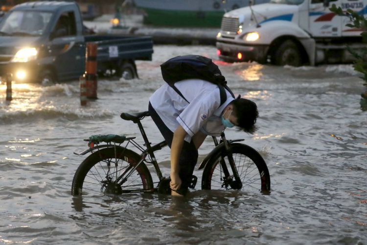 Triều cường đạt đỉnh, người Sài Gòn chật vật giữa "biển nước" giờ tan tầm