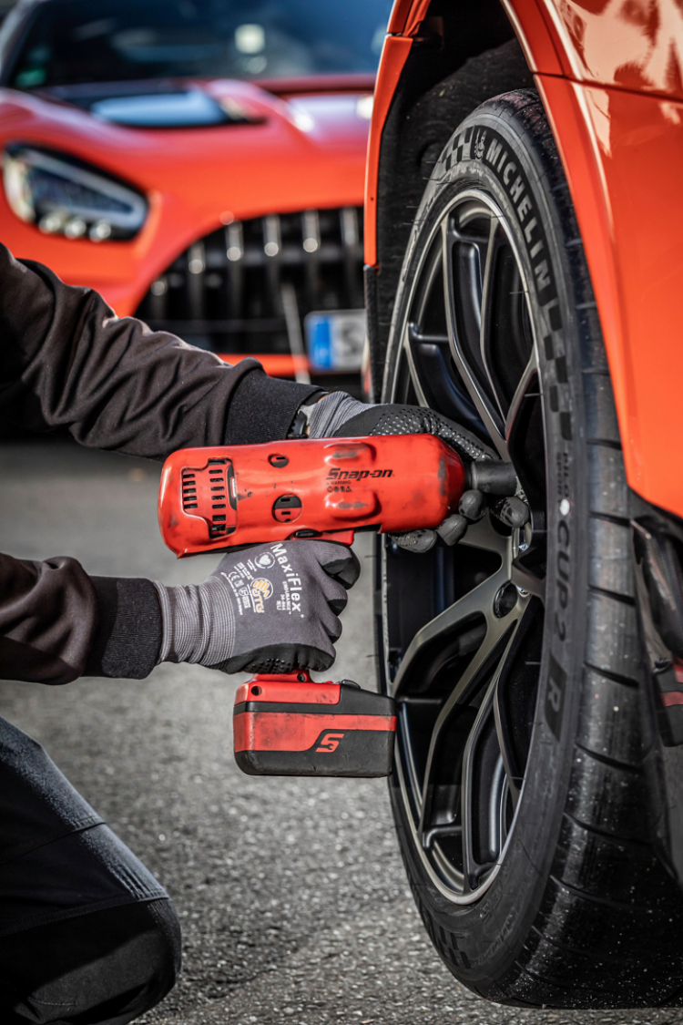 Mercedes-AMG GT Black Series 2021 soán ngôi “thần gió” Lamborghini Aventador SVJ ở Nurburgring