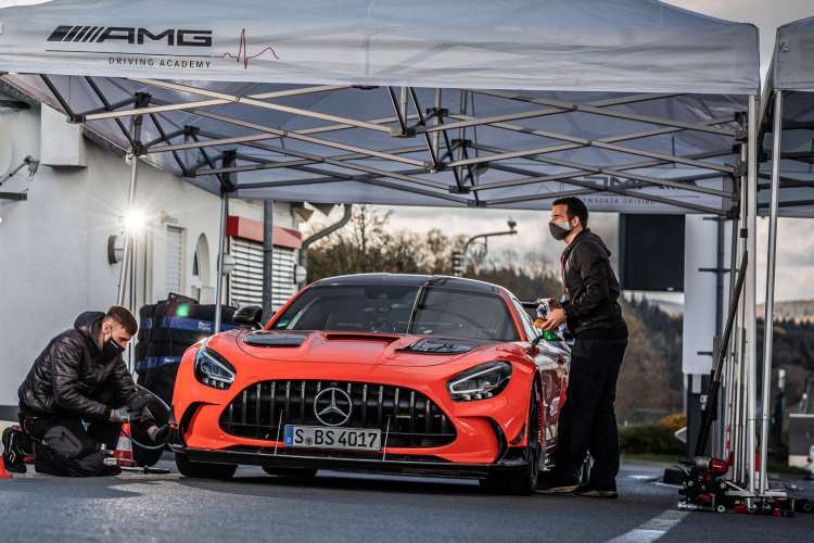 Mercedes-AMG GT Black Series 2021 soán ngôi “thần gió” Lamborghini Aventador SVJ ở Nurburgring