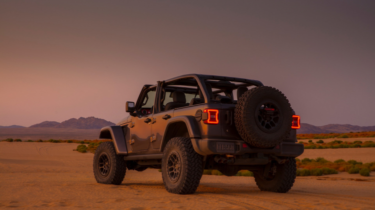 Jeep nói là làm: lắp hẳn động cơ HEMI V8 cho xe địa hình Wrangler Rubicon