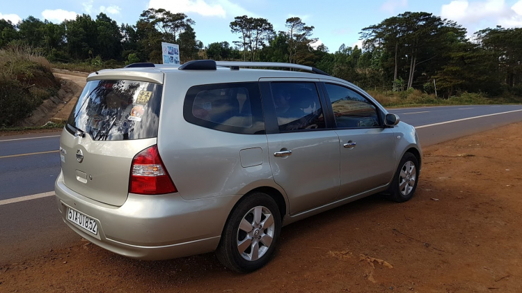 Bán Nissan 2011 AT màu vàng cát, gia đình đi