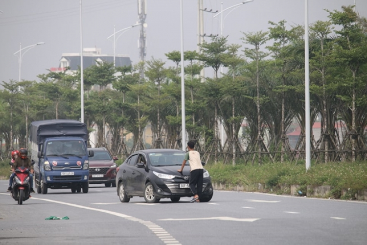 Thanh niên lao thẳng ra đường Cienco 5 chặn ô tô xin tiền