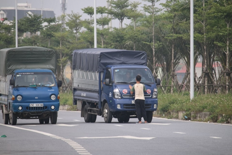 Thanh niên lao thẳng ra đường Cienco 5 chặn ô tô xin tiền