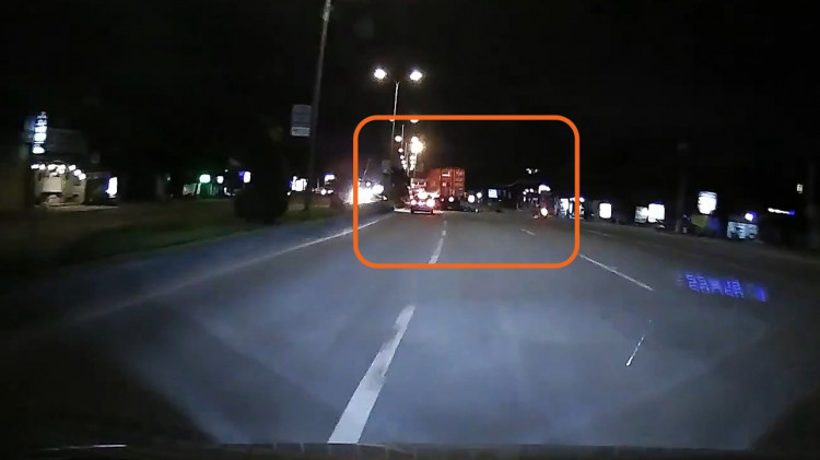 [Video] Lái xe phản xạ tốt tránh nạn nhân giao thông
