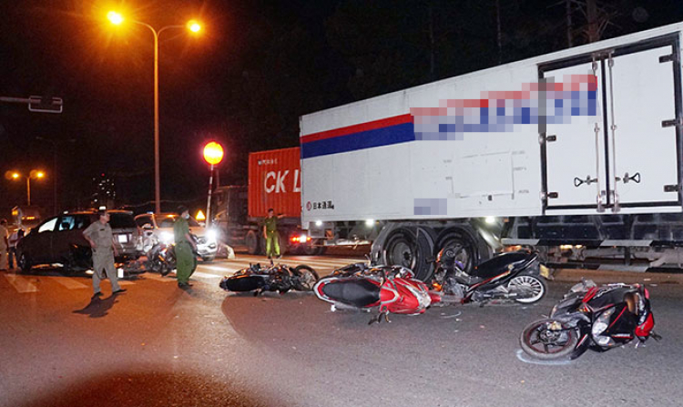 Vụ ô tô tông 10 xe máy đang dừng đèn đỏ ở Sài Gòn: Tài xế khai gì?