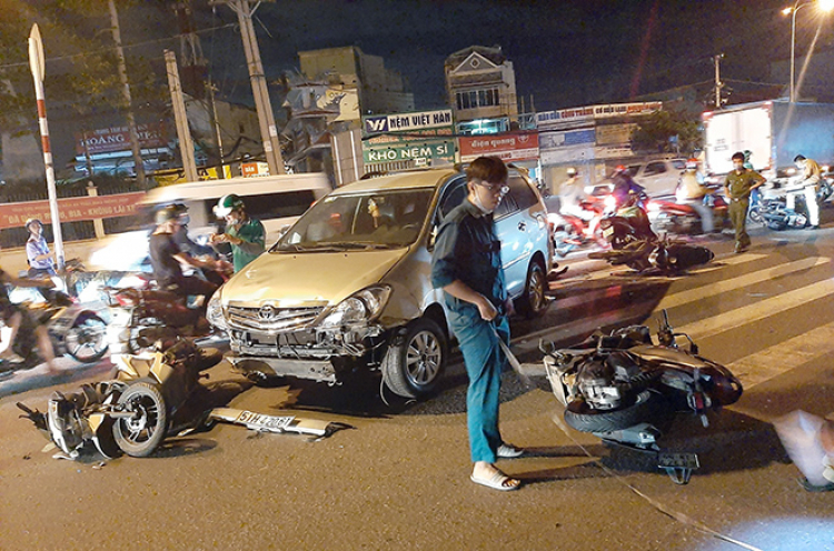 Vụ ô tô tông 10 xe máy đang dừng đèn đỏ ở Sài Gòn: Tài xế khai gì?