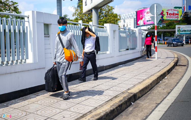 Khách đội nắng ra đường đón xe công nghệ ở sân bay Tân Sơn Nhất