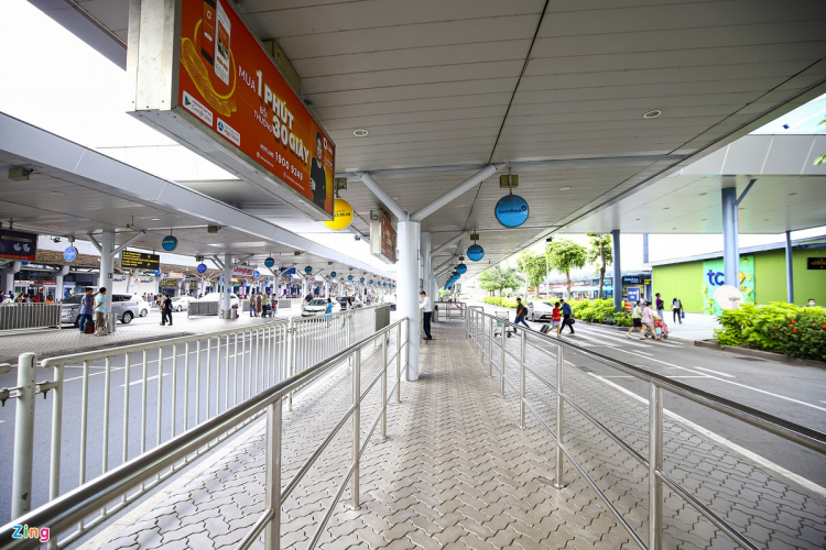 Khách đội nắng ra đường đón xe công nghệ ở sân bay Tân Sơn Nhất