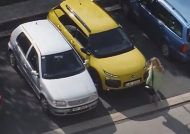 Video: Khi phụ nữ đậu xe