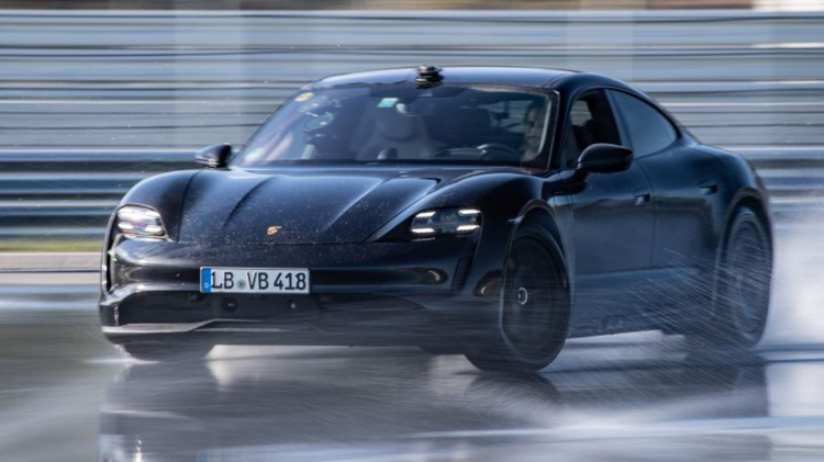 Porsche Taycan ghi danh vào Kỷ lục Guinness sau khi drift hơn 42km