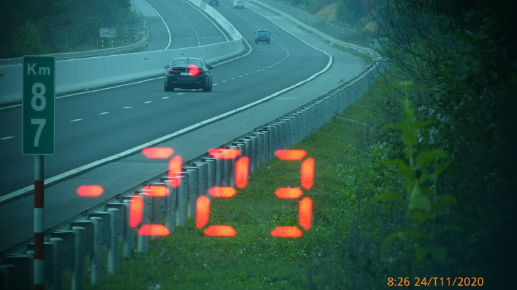 Chạy xe BMW tốc độ 223km/h trên cao tốc vì vội đi ăn cưới và thấy đường đẹp