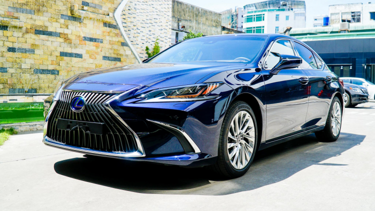 Lexus Việt Nam giới thiệu ES 2021 mới, nâng cấp trang bị giá không đổi