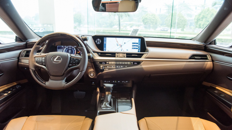 Lexus Việt Nam giới thiệu ES 2021 mới, nâng cấp trang bị giá không đổi