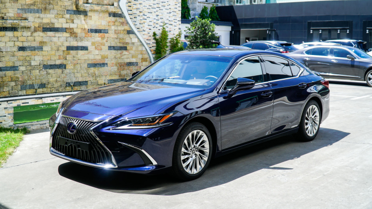 Lexus Việt Nam giới thiệu ES 2021 mới, nâng cấp trang bị giá không đổi