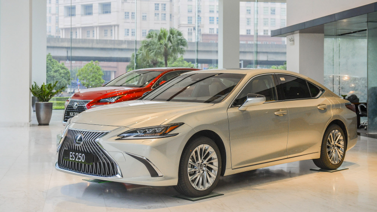 Nghịch lý Camry nhập Mỹ đắt ngang Lexus ES tại Việt Nam