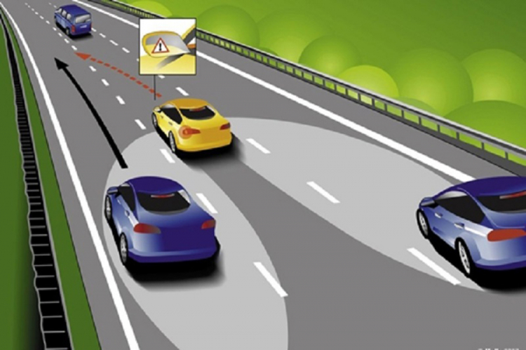 Vượt xe khác trên cao tốc có nên nhá đèn và còi?
