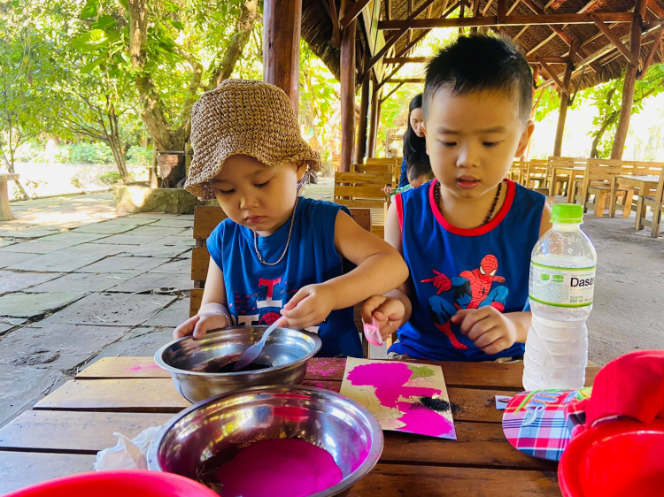 Ám ảnh chuyến đi “bão táp” vì chuyện tâm linh của 3 mẹ bỉm và 4 nhóc tì