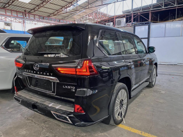 Lexus LX 570 phiên bản Super Sport S 2021 nhập Trung Đông về Việt Nam, giá 9 tỷ đồng