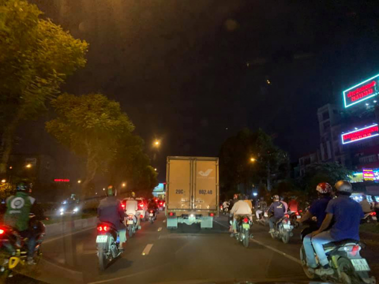 Giải pháp đúng gặp ý thức tồi tệ: xe máy lưu thông chung làn ô tô giờ cao điểm ở đường Trường Chinh