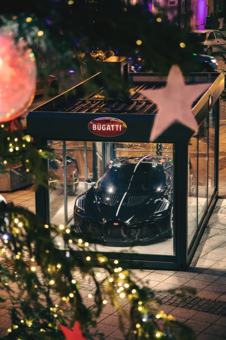 Bugatti trang trí thị trấn Molsheim bằng siêu xe La Voiture Noire 13 triệu đô dịp Giáng sinh