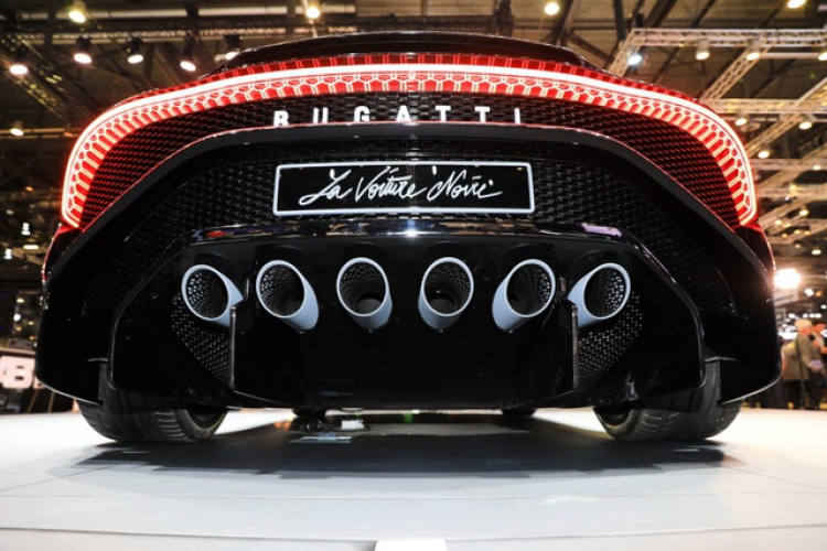 Bugatti trang trí thị trấn Molsheim bằng siêu xe La Voiture Noire 13 triệu đô dịp Giáng sinh