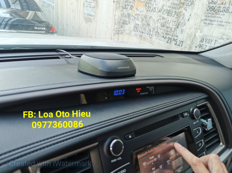 Toyota Highlander lắp đặt loa Center nổi không độ chế đục khoét.