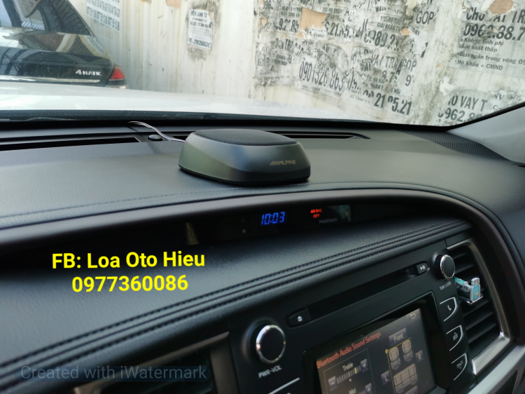 Toyota Highlander lắp loa Center  kông độ chế đục khoét.