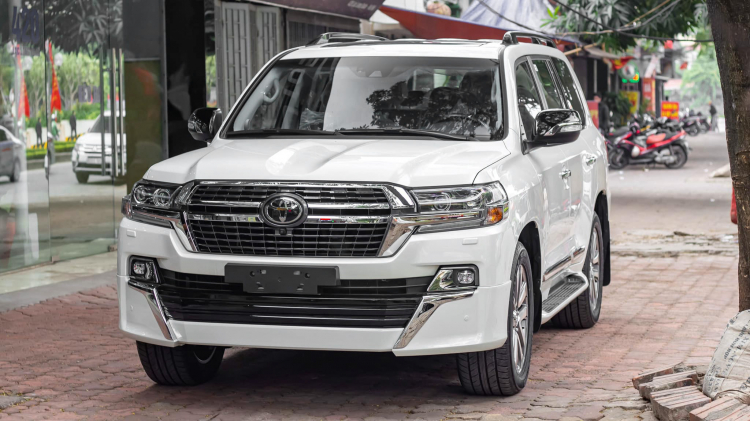 Cận cảnh Toyota Land Cruiser VXS Executive Lounge 2021: có gì mà giá tới hơn 6,5 tỷ đồng?