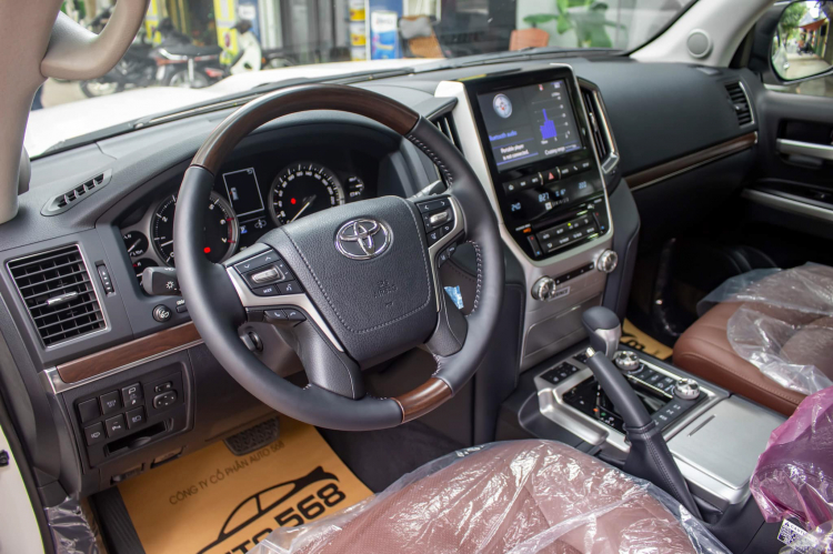 Cận cảnh Toyota Land Cruiser VXS Executive Lounge 2021: có gì mà giá tới hơn 6,5 tỷ đồng?