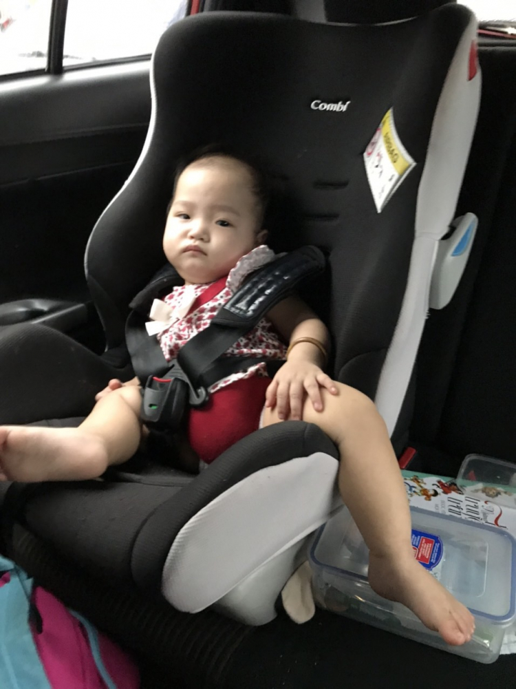 Ghế ngồi ô tô cho em bé?