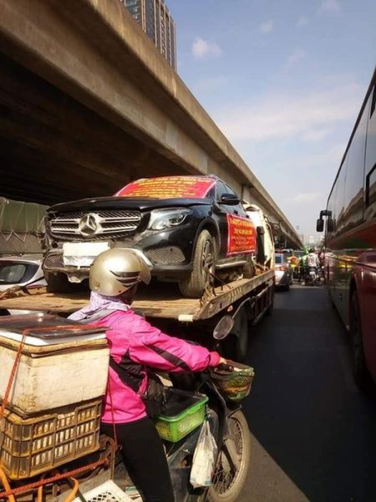 Mercedes-Benz Việt Nam lên tiếng về vụ xe GLC cháy tại Hà Nội