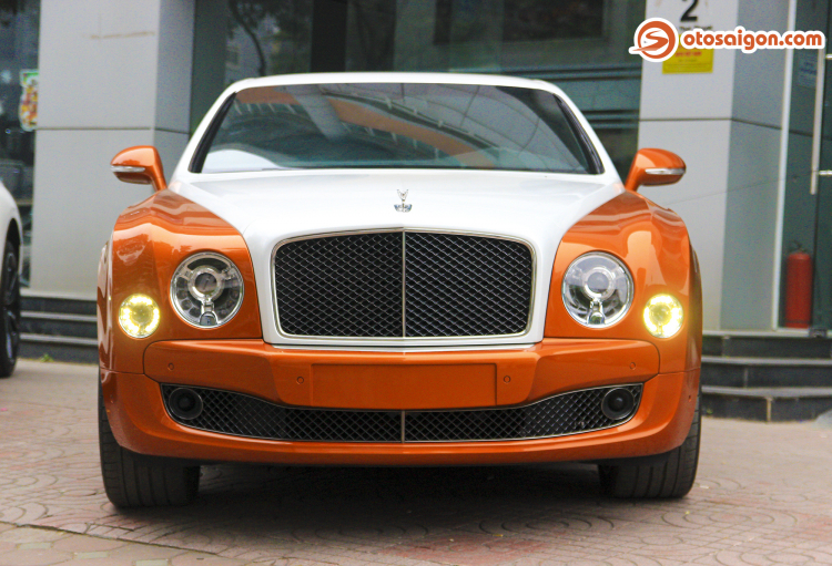 Ngắm Bentley Mulsanne Speed có màu sơn 2 tông màu trắng - cam lạ mắt tại Việt Nam