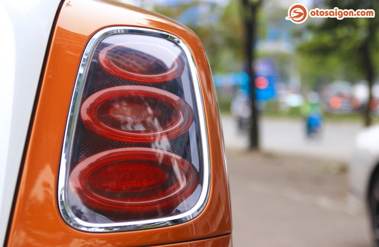 Ngắm Bentley Mulsanne Speed có màu sơn 2 tông màu trắng - cam lạ mắt tại Việt Nam