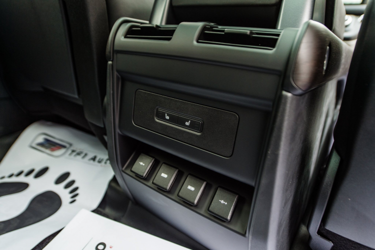 Land Rover Defender 110 nhập tư báo giá 6,3 tỷ đồng, cạnh tranh với xe chính hãng
