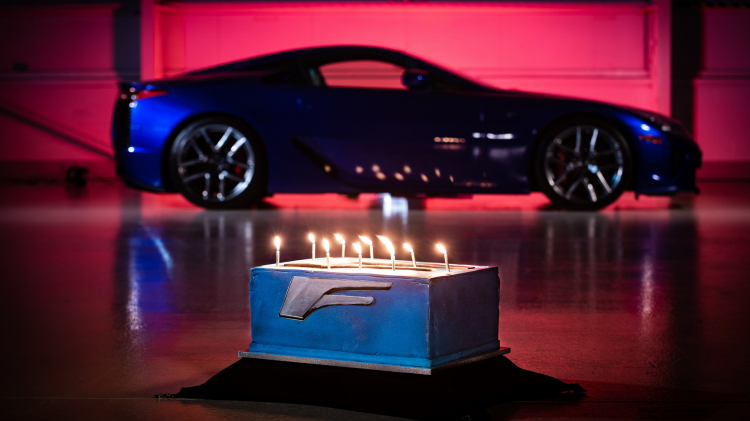 Lexus LFA kỷ niệm 10 năm ra mắt bằng màn thổi nến độc đáo
