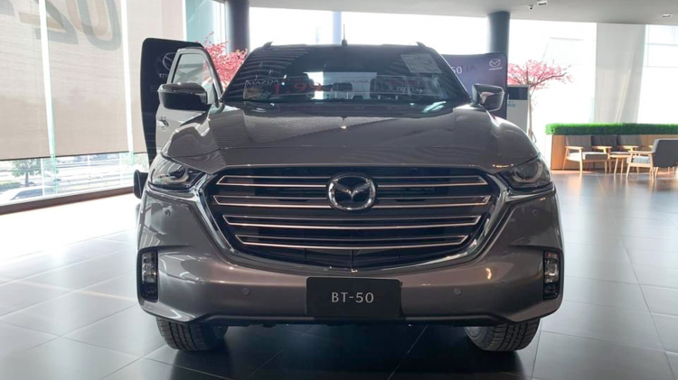 Ảnh thực tế Mazda BT-50 2021 bản số sàn cao cấp có giá 780 triệu đồng tại Thái Lan