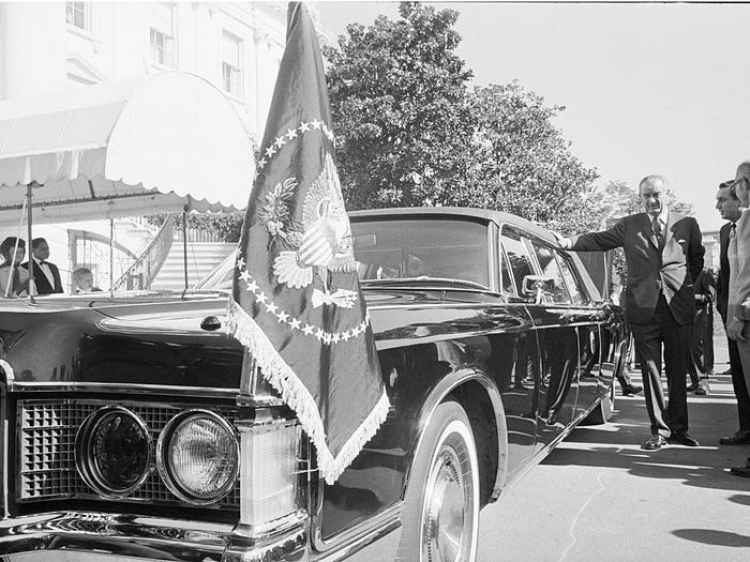 Điểm qua dàn xe đặc biệt của tổng thống Mỹ trong 60 năm: từ mui trần Continental đến quái thú The Beast