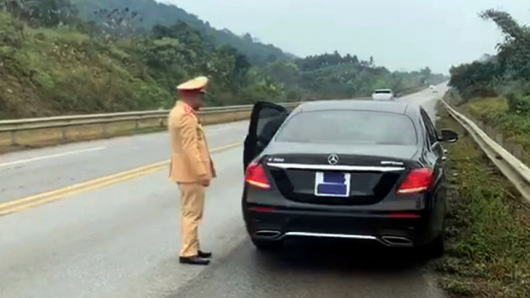 Tài xế xe Mercedes che biển số trên cao tốc bị xử phạt