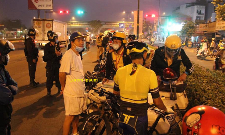 Cư dân mạng "hả hê" khi CSGT xử lí người đi xe đạp dàn hàng, vượt đèn đỏ ở Phạm Văn Đồng